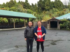 和新西蘭土著人合影